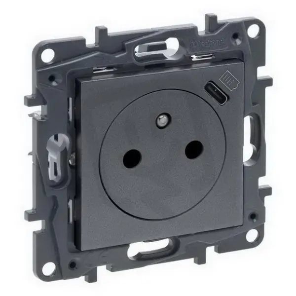 Koupit Online NILOÉ STEP ZÁSUVKA 2P+T/USB S CLONKAMI OCEL LEGRAND 863438